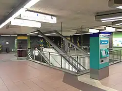 De verdeelhal tussen straat en perron.