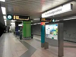 Het eilandperron: U7 richting Hausen (links) en U7 richting Enkheim (rechts).