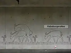 De muur van Habsburgerallee die een groot mozaïek vormt van 33 ezels (66 in totaal).