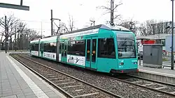 Driedelige lagevloertram in Frankfurt