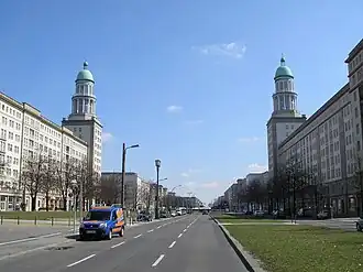 Frankfurter Tor vanuit het westen gezien vanaf de Karl-Marx-Allee