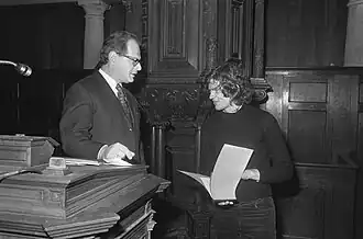 Kusters (rechts) ontvangt Reina Prinsen Geerligsprijs 1973 uit handen van A. Prinsen Geerligs.