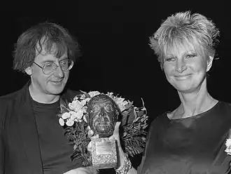 Frans Ehlhart overhandigt Adele Bloemendaal de Johan Kaartprijs