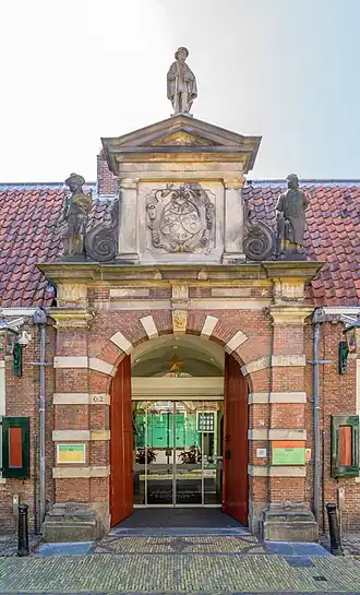 Toegangspoort voormalig Oudemannenhuis waar het Frans Hals Museum sinds 1913 is gevestigd.