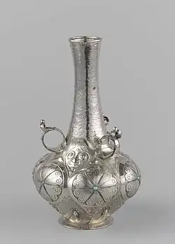 Ronde vaas versierd met een band van gestileerde bladmotieven (1900)