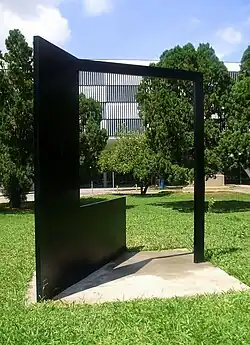 22 : Grande quadrado preto com fita