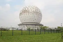 Radome van Fraunhofer FHR te Wachtberg, met een diameter van 49 meter 's werelds grootste
