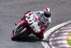 GP-wegrace coureurs passen in het algemeen voor de zware enduranceraces, met uitzondering van de 8 uren van Suzuka. Hier is Freddie Spencer in actie op een Honda RC 45 in 1992