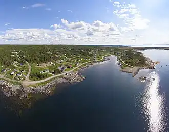 Luchtbeeld van het aan Sir Charles Hamilton Sound gelegen kustdorp Frederickton