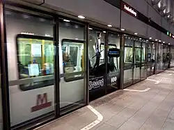 Metrostel langs het perron.