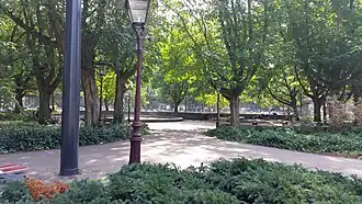 Het Frederiksplein in september 2018 Links de droogstaande fontein, rechts Monument Walraven van Wall