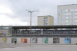 De muur met portretten gezien vanaf het busstation