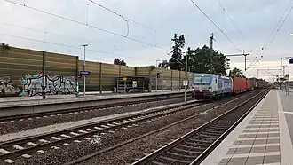 Een goederentrein rijdt door het station (2018)