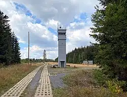 Betonnenpad en uitkijktoren