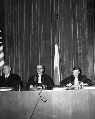 Donnedieu de Vabres (midden) in Neurenberg