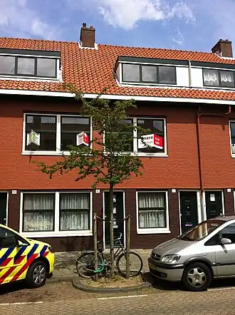 Sommige huurwoningen worden anno 2011 verkocht aan particulieren, zoals hier in de Fresiastraat