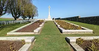 Zicht vanaf de toegang naar het Cross of Sacrifice