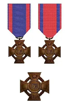 Tweemaal het kruis IIe Klasse en het kruis Ie Klasse