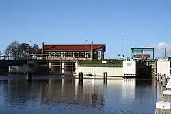 De sluis aan de rechterzijde en gemaal Buma aan de linkerzijde, vanaf de Lemstervaart