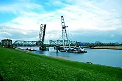 Het brugdeel hangt in de hefbok Triton om een doorgang te verbreden.