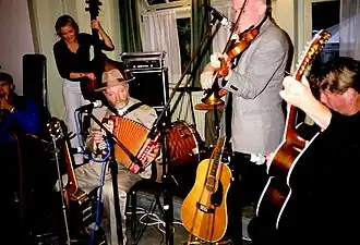 Nazomer 2000. Op bas Arwen Linnemann, op schippersklavier Frits Linnemann, op viool Ben Sikken, op gitaar Henk Heylema
