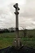 Stenen wegkruis genaamd "Croix Notre-Dame"