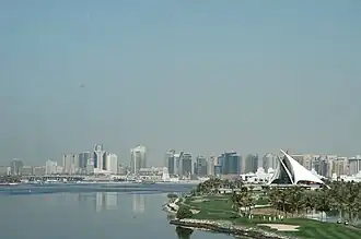 Uitzicht op Dubai vanaf de Al Garhoud Bridge. Rechts de golfbaan en het clubhuis