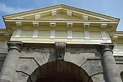 Het fronton, met er onder het jaartal 1730