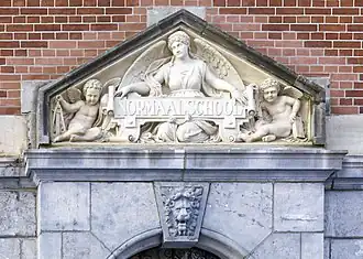 Fronton boven de entree van de Rijksnormaalschool