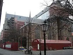 Vooraanzicht van de Pieterskerk eind 2006, nog grotendeels in de steigers.