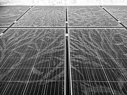 Ijsbloemen op het oppervlak van zonnepanelen.