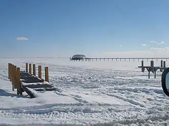 Het Saint Clairmeer in de winter vanuit Brandenburg Park in Chesterfield Township, Michigan