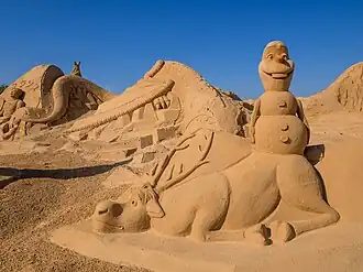 Een afbeelding van Olaf tijdens het internationale zandsculptuur festival, Fiesa 2015 in Pêra, Portugal