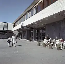 De ingang van het station in 1964