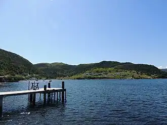 Houten pier van het verlaten gehucht Furby's Cove aan de noordwestkust van Connaigre