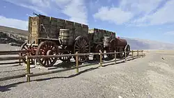 De karren en de watercontainer van het Twenty Mule Team.