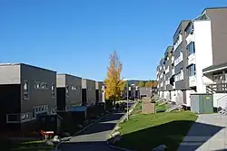 Woonblokken met loopbrug uit eind jaren '70 aan de Høybråtenveien 3 (rechts) en 5 en 7 (links).