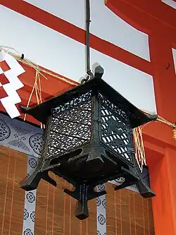 Vierhoekige hangende lantaarn bij Fushimi Inari schrijn