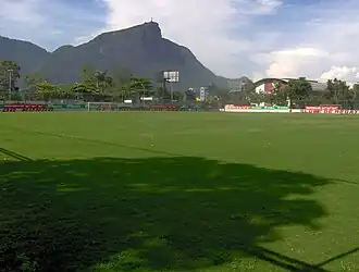 Het grasveld met op de achtergrond het beroemde Christusbeeld op de Corcovado.