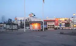 Het parkeerterrein aan de westzijde van het brugrestaurant