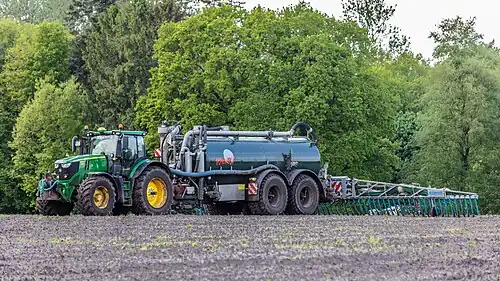 Tandem mesttank met rugzuigarm en achterop een sleufkouterbemester