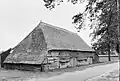 Grote saskische[1] landbouwschuur, aan beide uiteinden schilddaken met riet gedekt