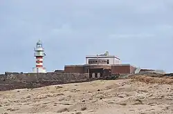De vuurtoren uit 1985 en de vuurtorenwachterswoning vanuit het westen