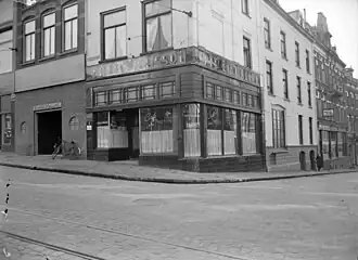 Het kruispunt van de Augustijnenstraat (rechts) en de Stikke Hezelstraat, omstreeks 1942