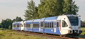 Een twee- en driedelige dieselelektrische GTW op de Maaslijn in de kleurstelling van het Limburgnet van Arriva.