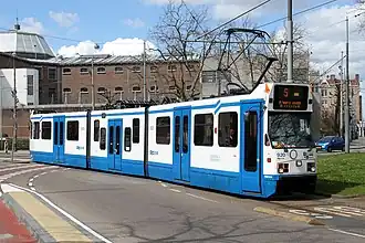 Tramlijn 5 op hoek van de Havenstraat en de Amstelveenseweg op weg van de remise Havenstraat naar Amstelveen.