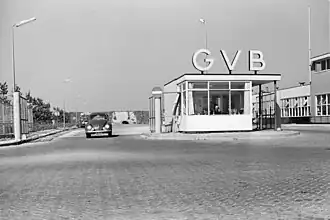 De ingang van garage West, augustus 1969. De grote duiker is op de achtergrond in het dijklichaam zichtbaar.