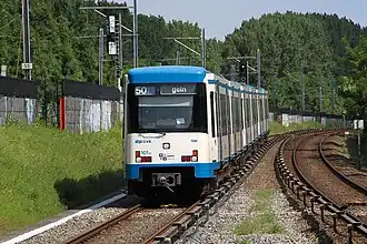 M4-metrostel in de wit-blauwe kleurstelling bij station Postjesweg.