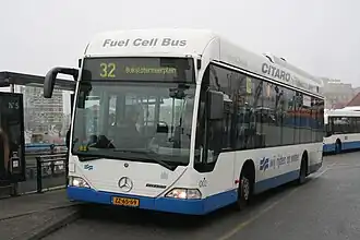 Waterstofbus 002 op lijn 32 op het Stationsplein. Deze bus is nog als museumbus aanwezig.