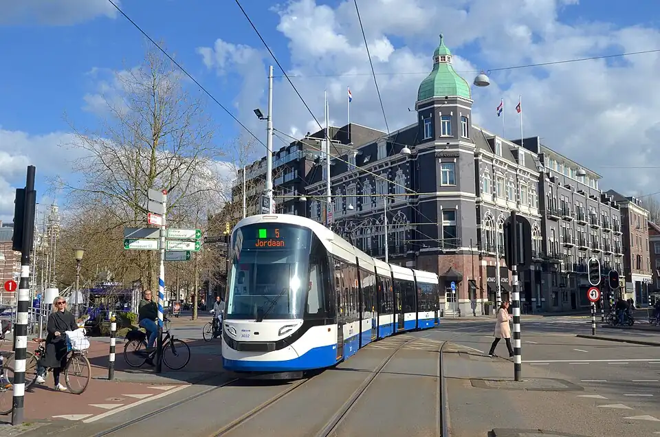 GVB lijn 5 met Hobbemastraat 1-11 op de achtergrond
